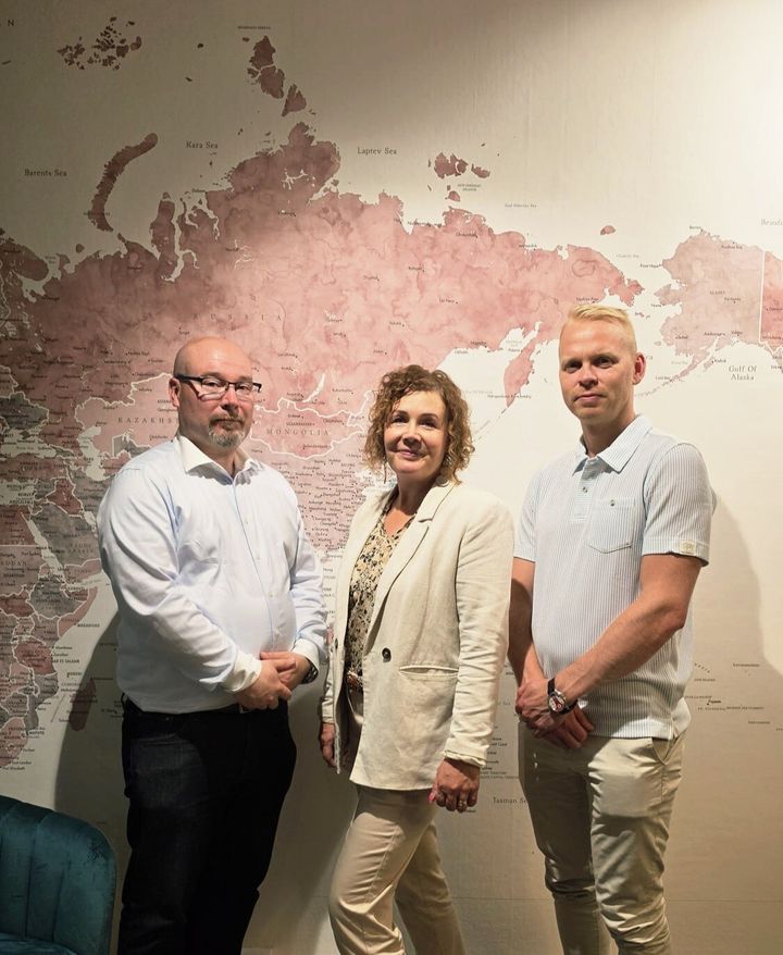 Kuvassa uudet omistajat Sonja Sarlin ja Jari Sarlin sekä perustajaosakas ja entinen toimitusjohtaja Tommi Lehtonen.