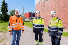 Kuvassa (vasemmalta oikealle) HS-Veden toimitusjohtaja Ari Kaunisto ja Loimuan toimitusjohtaja Timo Piispa ja kehitysjohtaja Juha Puolakka. Kuvassa oikealla on HS-Veden nykyinen lietteenkäsittelylaitos (tiilirakennus) ja Kauniston takana nykyinen biokaasukattilalaitos. Kuvan keskellä näkyy Loimuan uusi lämpöpumppulaitos.