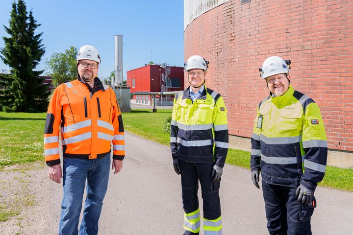 Kuvassa (vasemmalta oikealle) HS-Veden toimitusjohtaja Ari Kaunisto ja Loimuan toimitusjohtaja Timo Piispa ja kehitysjohtaja Juha Puolakka. Kuvassa oikealla on HS-Veden nykyinen lietteenkäsittelylaitos (tiilirakennus) ja Kauniston takana nykyinen biokaasukattilalaitos. Kuvan keskellä näkyy Loimuan uusi lämpöpumppulaitos.
