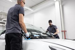 Carglassin barometritutkimus paljastaa, että 36 % suomalaisista autoilijoista on joutunut vaaratilanteeseen huonon näkyvyyden olosuhteissa.