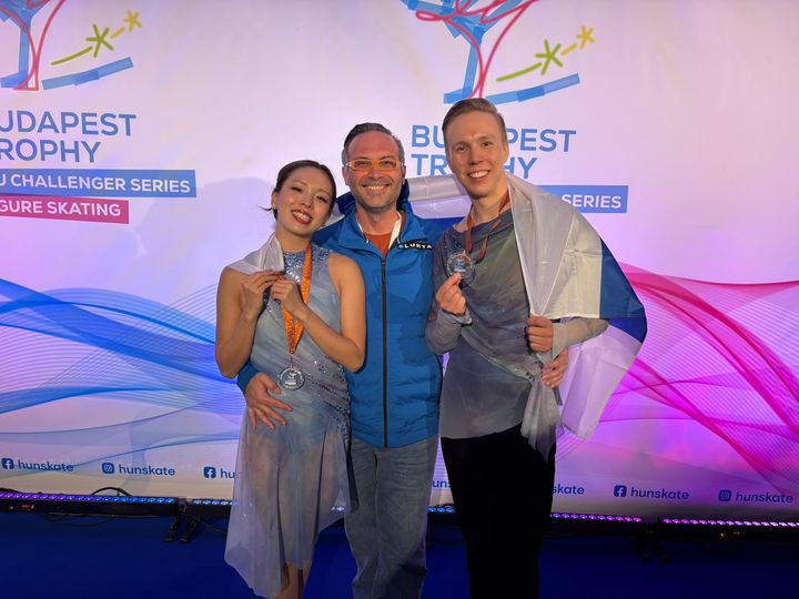 Yuka Orihara ja Juho Pirinen valmentajansa Maurizio Margaglion kanssa