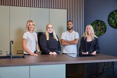 EcoKitchenin Vantaan myymälän henkilökuntaa: Jonna Eriksson, Julia Parkkinen, Noah Etie ja Emma Kaasinen.