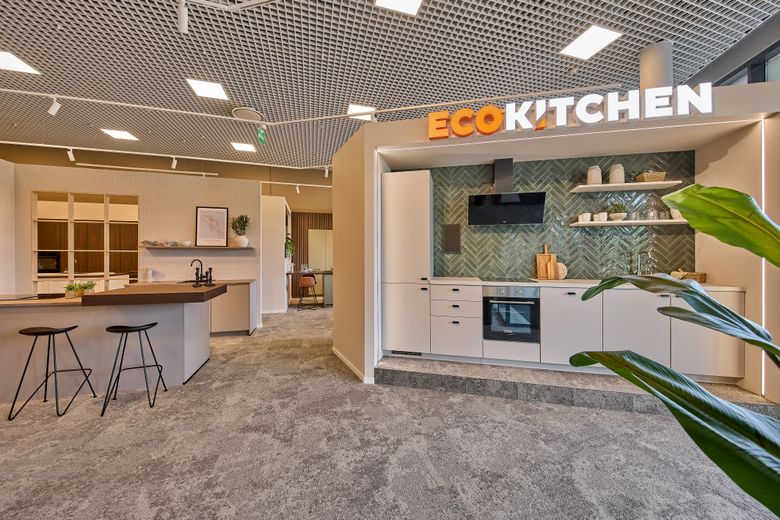 EcoKitchenin Vantaan myymlän mallikeittiöitä.