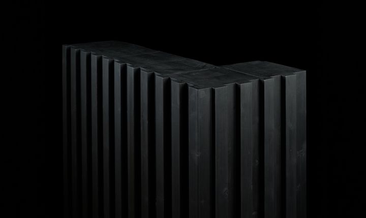 Musta Vertical™-hirsiseinä, jossa hirret on asetettu pystysuuntaisesti