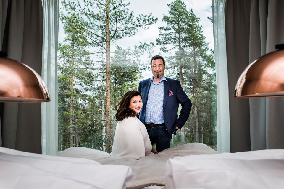 Arctic TreeHouse Hotelin perustajat ja yrittäjät Katja ja Ilkka Länkinen hotellin sviitissä. SantaPark Arctic World / Arctic TreeHouse Hotel