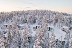 Rovaniemellä sijaitseva Arctic TreeHouse Hotel palkittiin kolmessa kategoriassa World Luxury Hotel Awards 2026 -gaalassa: •	Global Winner – Best Luxury Management Group •	Northern Europe Winner – Best Luxury Destination Hotel •	Northern Europe Winner – Best Luxury Sustainable Resort Tunnustukset korostavat hotellin korkeatasoista vieraskokemusta, ainutlaatuista arkkitehtuuria ja vastuullista luksusmatkailua.