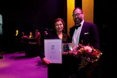 SantaPark Arctic Worldin perustajat Katja Ikäheimo-Länkinen ja Ilkka Länkinen juhlistamassa heille myönnettyä Valtakunnallista yrittäjäpalkintoa 2026.