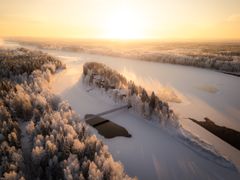 Rovaniemellä sijaitseva Aino Private Island Hotel palkittiin kolmessa kategoriassa World Luxury Hotel Awards 2026 -gaalassa: •	Global Winner – Luxury Private Island Resort •	Europe Winner – Luxury Cultural & Culinary Retreat •	Europe Winner – Luxury Adults Only Boutique Hotel Palkinnot ovat kansainvälinen tunnustus Ainon ainutlaatuiselle yksityissaaren elämykselle, korkeatasoiselle vieraanvaraisuudelle ja kokonaisvaltaiselle luksuskokemukselle.