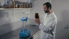 Tutkija laboratoriossa valkoisessa takissa.