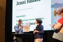 Kampanjan suojelijan, tohtori Jenni Haukion allekirjoittama vetoomus. Kuvassa Suomen Partiolaisten varapuheenjohtaja Niko Tamminen, Jenni Haukio sekä S-ryhmän vastuullisuusjohtaja Nina Elomaa.