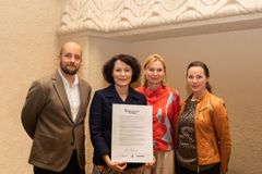 Kuvassa Greenpeace Suomen maajohtaja Touko Sipiläinen, Luontoaarteet turvaan -kampanjan suojelija tohtori Jenni Haukio, Koneen Säätiön Metsän puolella -aloitteen muutosjohtaja Mari Pantsar ja Suomen luonnonsuojeluliiton hallituksen puheenjohtaja Hanna Halmeenpää.