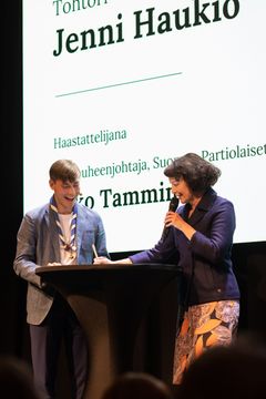 Kampanjan suojelija, tohtori Jenni Haukio allekirjoittaa Luontoaarteet turvaan -vetoomuksen. Kuvassa vasemmalla Suomen Partiolaisten varapuheenjohtaja Niko Tamminen.