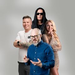 Ville Kormilainen, Tuomas Enbuske, Jyrki Linnankivi ja Virpi Kätkä puhuvat uudessa sarjassa synneistään. Kuva: Radio Dei