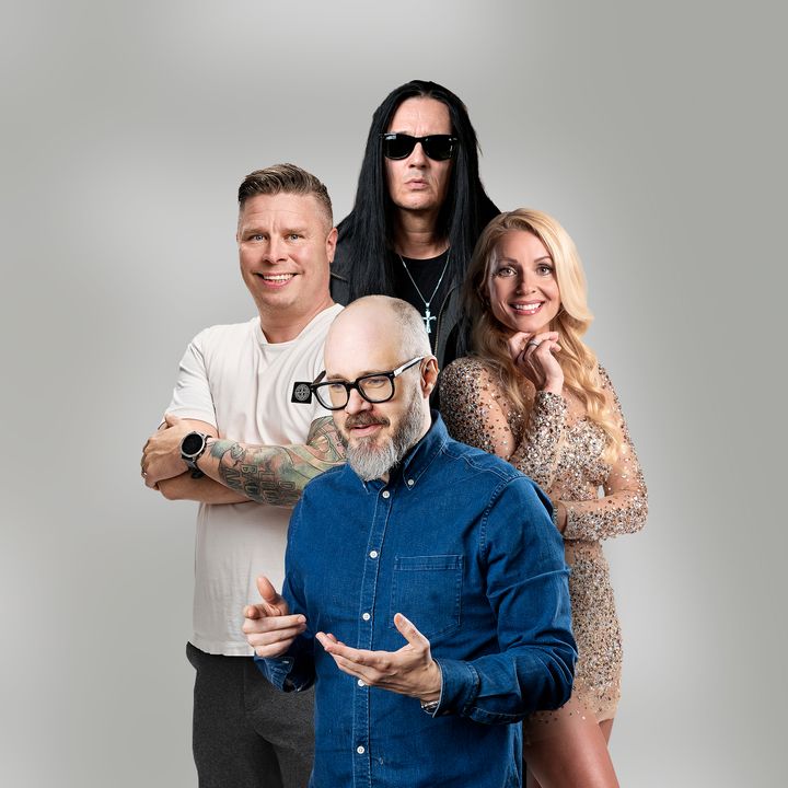 Ville Kormilainen, Tuomas Enbuske, Jyrki Linnankivi ja Virpi Kätkä puhuvat uudessa sarjassa synneistään. Kuva: Radio Dei