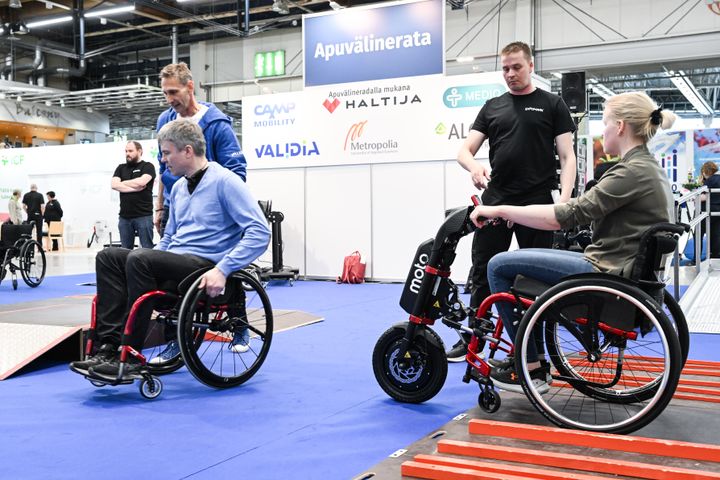 Kuva Apuväline-tapahtuman apuvälineradalta 2022. Radalla erilaisia kynnyksiä, liuskoja ja korokkeita, missä harjoiteltiin liikkumista pyörätuolilla.