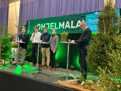 Kuva Proforestin ohjelmalavalta, missä paneelikeskustelu käynnissä.