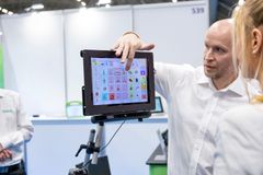 Apuvälinetapahtuman messuosastolla esitellään kommunikoinnin sovellusta tabletilta.