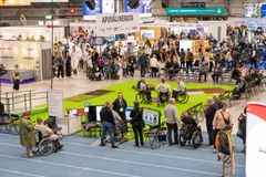 Yleiskuva messuilta, ihmisiä kulkemassa ja keskustelemassa messualueella