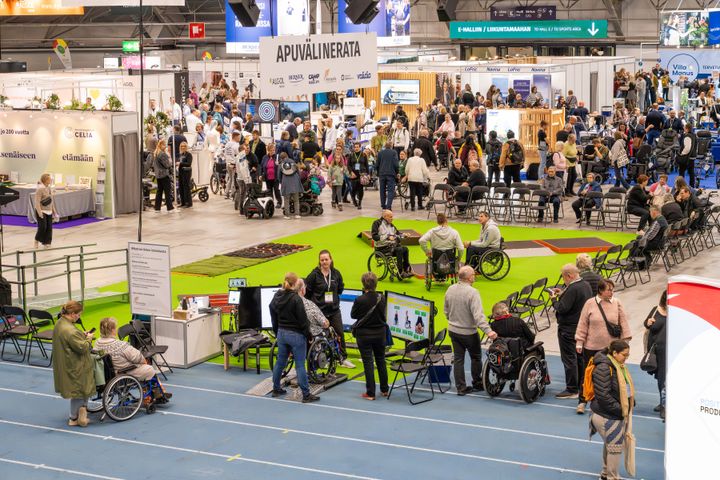 Yleiskuva messuilta, ihmisiä kulkemassa ja keskustelemassa messualueella