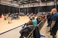 Parkettilavan keskellä parapenkkipunnerrus menossa, ympärillä yleisöä seuraamassa.