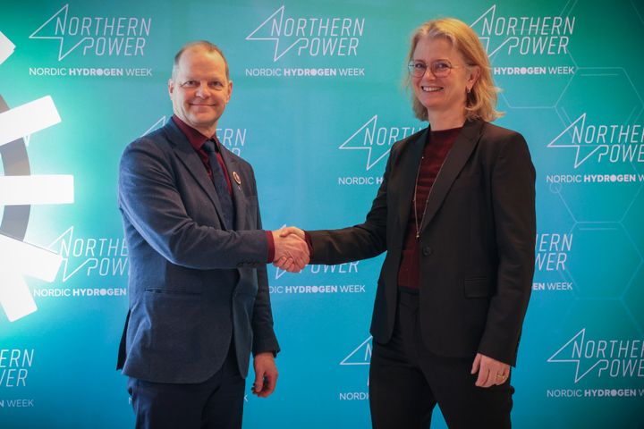 Kaupunginjohtaja Ari Alatossava ja Hy2gen Nordic AS:n toimitusjohtaja Hege Økland allekirjoittivat aiesopimuksen Northern Power Business Forum -tapahtumassa 12.2.2026.