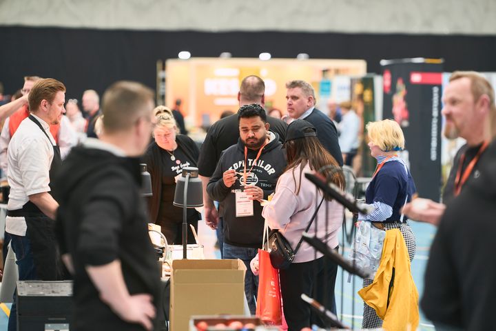 Alt text: Messuosasto täynnä ihmisiä tutustumassa tuotteisiin ja keskustelemassa.   (Kuva: Lakeus kokkaa / Expomark Oy)