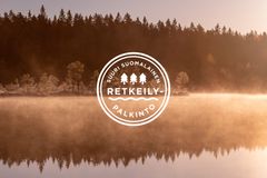 Suuri suomalainen retkeilypalkinto -logo taustanaan utuinen järvimaisema