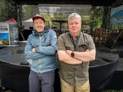 Peltsi ja Joppe nojaavat lavan reunaan hymyssä suin, kädet puuskassa.