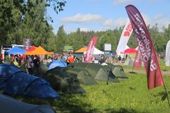 Nurmikolla monipuolinen valikoima telttoja, joihin kävijät pääsivät tutustumaan.