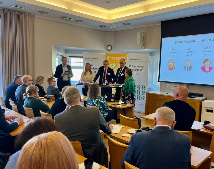 Kuvassa paljon yleisöä ja keskustelemassa kansanedustajat Piritta Rantanen (SDP), Atte Harjanne (Vihr.), Teemu Kinnari (Kok.), Anne Kalmari (Kesk.).